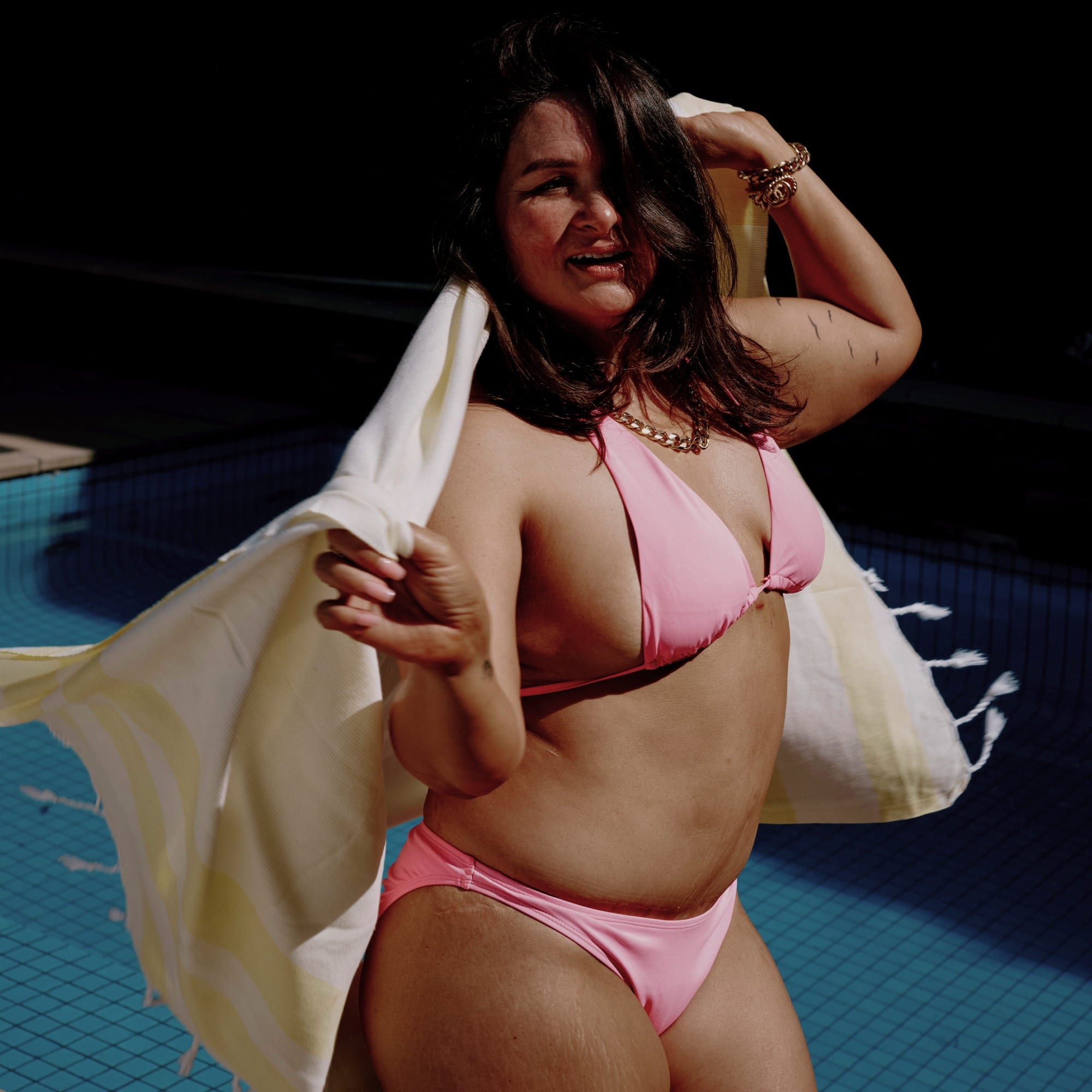 ST.SAJ Poolside Turkish Towel - Emmylou at pool with towel, lightweight and quick-drying
