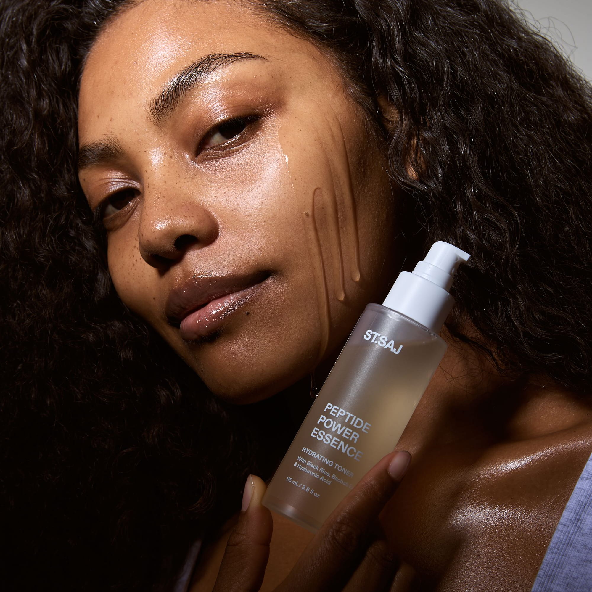 Model applying ST.SAJ Peptide Power Essence mini to face